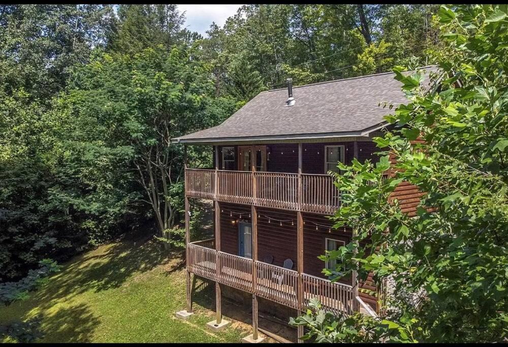 Smokey Mountain Retreat, Hot Tub, Game Room, Sleeps 8! Gatlinburg Exterior foto