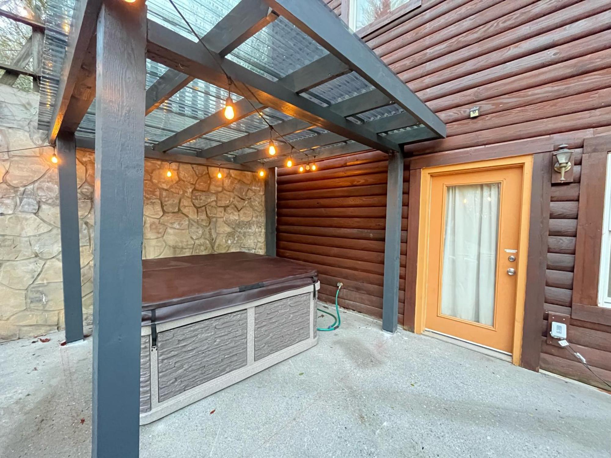 Smokey Mountain Retreat, Hot Tub, Game Room, Sleeps 8! Gatlinburg Exterior foto